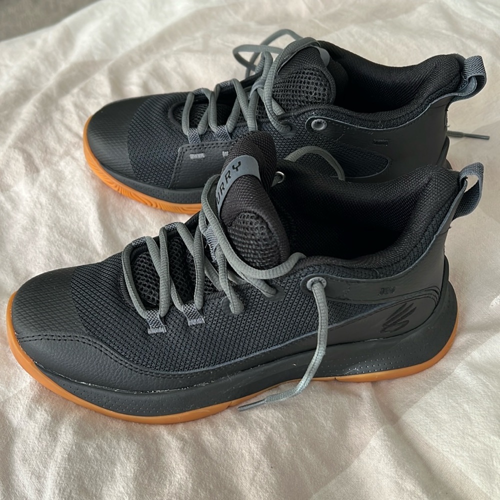 Curry Basketball shoes